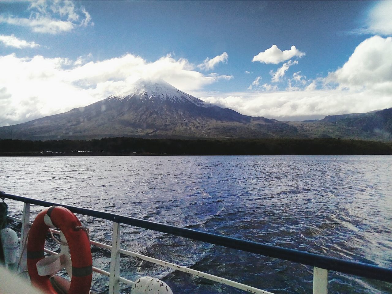 SCENIC VIEW OF LAKE BY MOUNTAIN AGAINST SKY