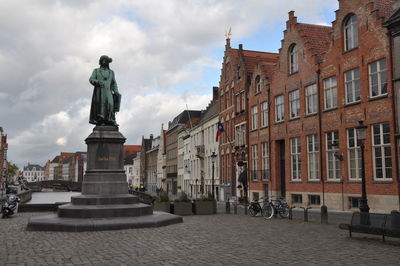 Bruges jan van eyck statue