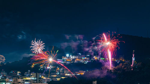 Images with new year's, réveillon, fireworks exploding in the sky in niterói, rio de janeiro, brazil