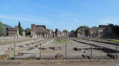 Old ruins of building against sky