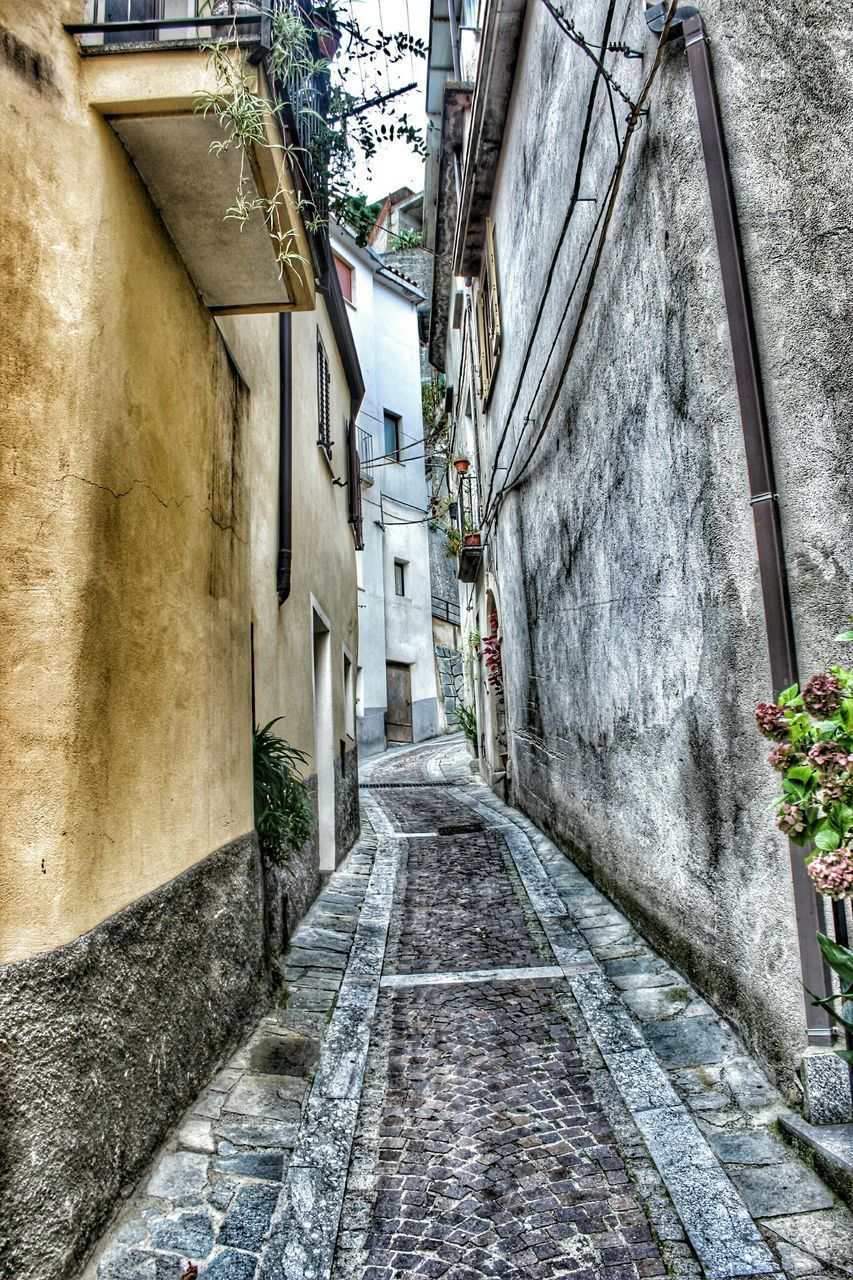 architecture, the way forward, built structure, building exterior, diminishing perspective, alley, narrow, vanishing point, street, building, walkway, cobblestone, residential structure, footpath, pathway, wall - building feature, residential building, house, long, day