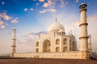 Taj mahal on sunrise sunset, agra, india