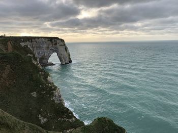 Scenic view of the Étretat cliffs and sea against sky