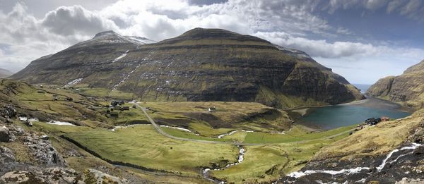 Panoramic view of lake and mountains against sky