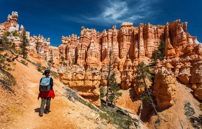 Rear view of female hiker hiking queens garden trail at bryce canyon national park