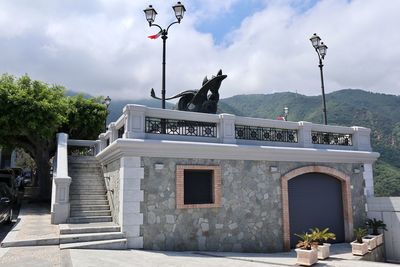 View of statue on building against sky