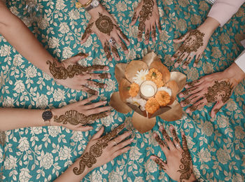 Henna hands