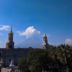 Misti volcano behind the arequipa cathedral