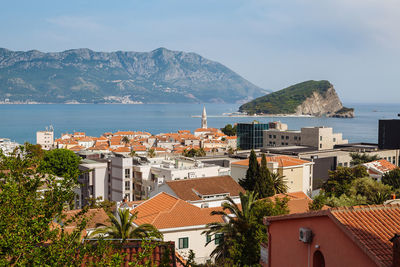 Town by sea against sky