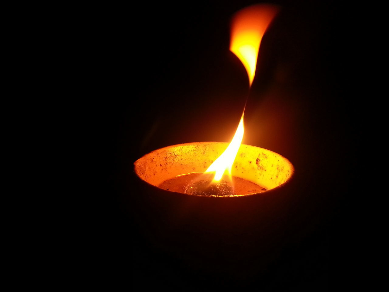 flame, burning, illuminated, glowing, fire - natural phenomenon, heat - temperature, candle, dark, lit, copy space, night, studio shot, black background, fire, darkroom, close-up, orange color, lighting equipment, candlelight, indoors