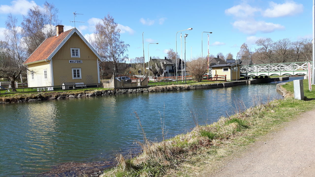 SCENIC VIEW OF RIVER BY BUILDINGS AGAINST SKY