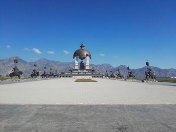 Monument amidst statues against sky