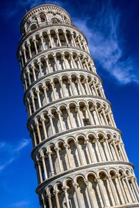 Leaning tower of pisa against sky