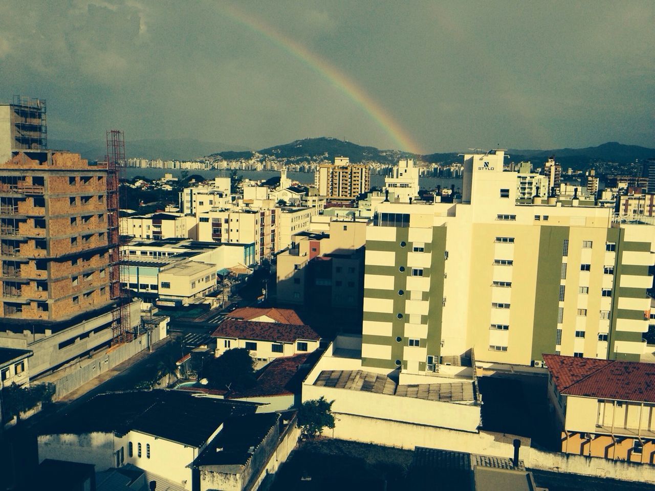 E no fim do arco íris tinha um grande presente: a nossa cidade maravilhosa