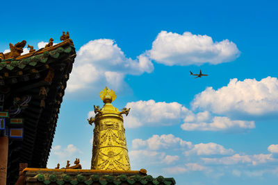 The plane flew over the jinding of xilitu monastery in hohhot