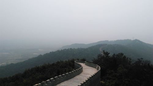 Scenic view of the great wall of china against cloudy sky