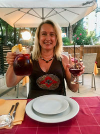 Portrait of a smiling mid adult woman in restaurant