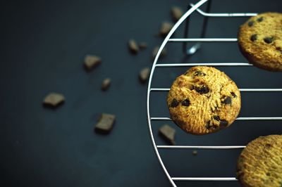 Close-up of cookies on cooling rack