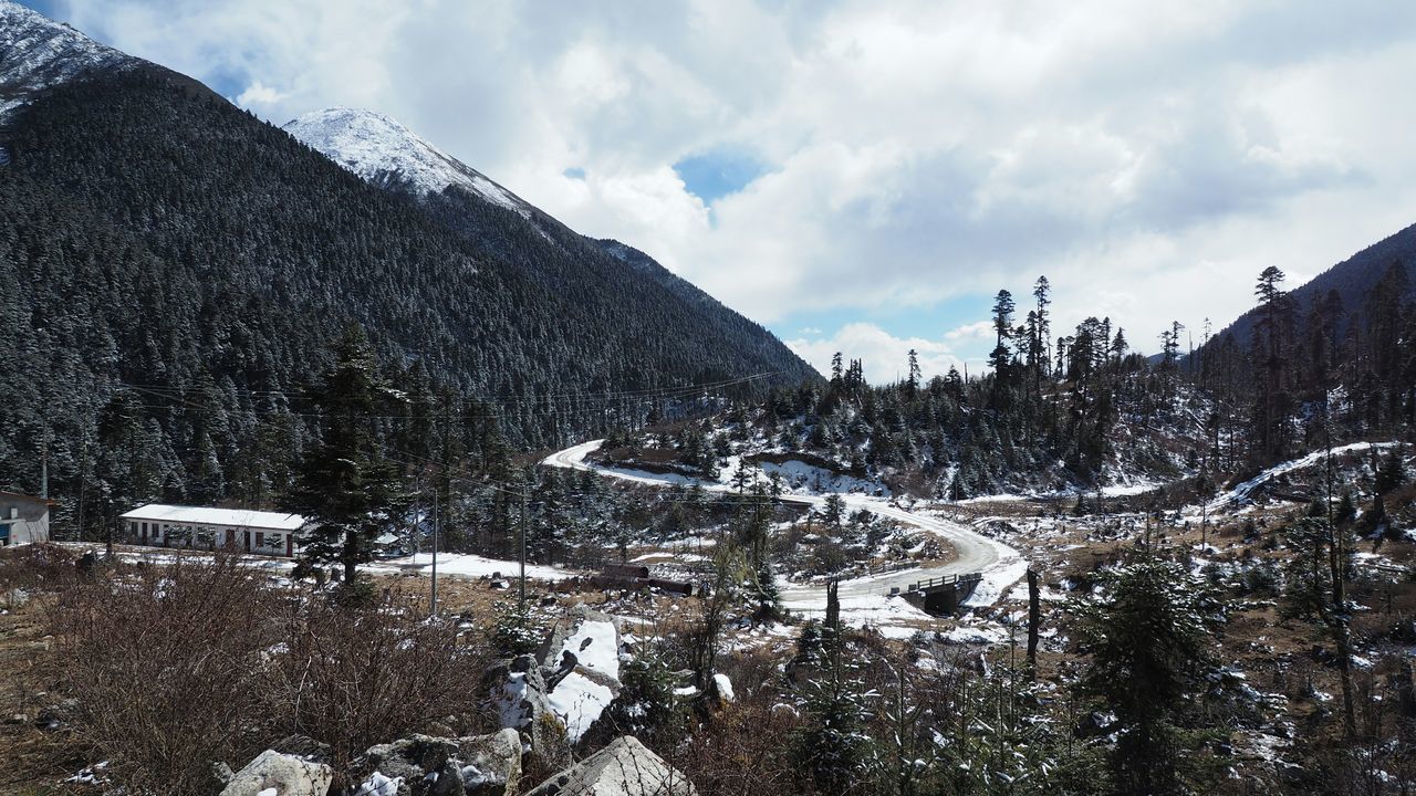 snow, winter, cold temperature, season, weather, mountain, sky, covering, tree, landscape, nature, cloud - sky, tranquility, tranquil scene, frozen, scenics, beauty in nature, mountain range, house, covered