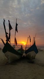 Sailboats moored on beach against sky during sunset
primeiro nascer do sol de 2020. canos de pesca.