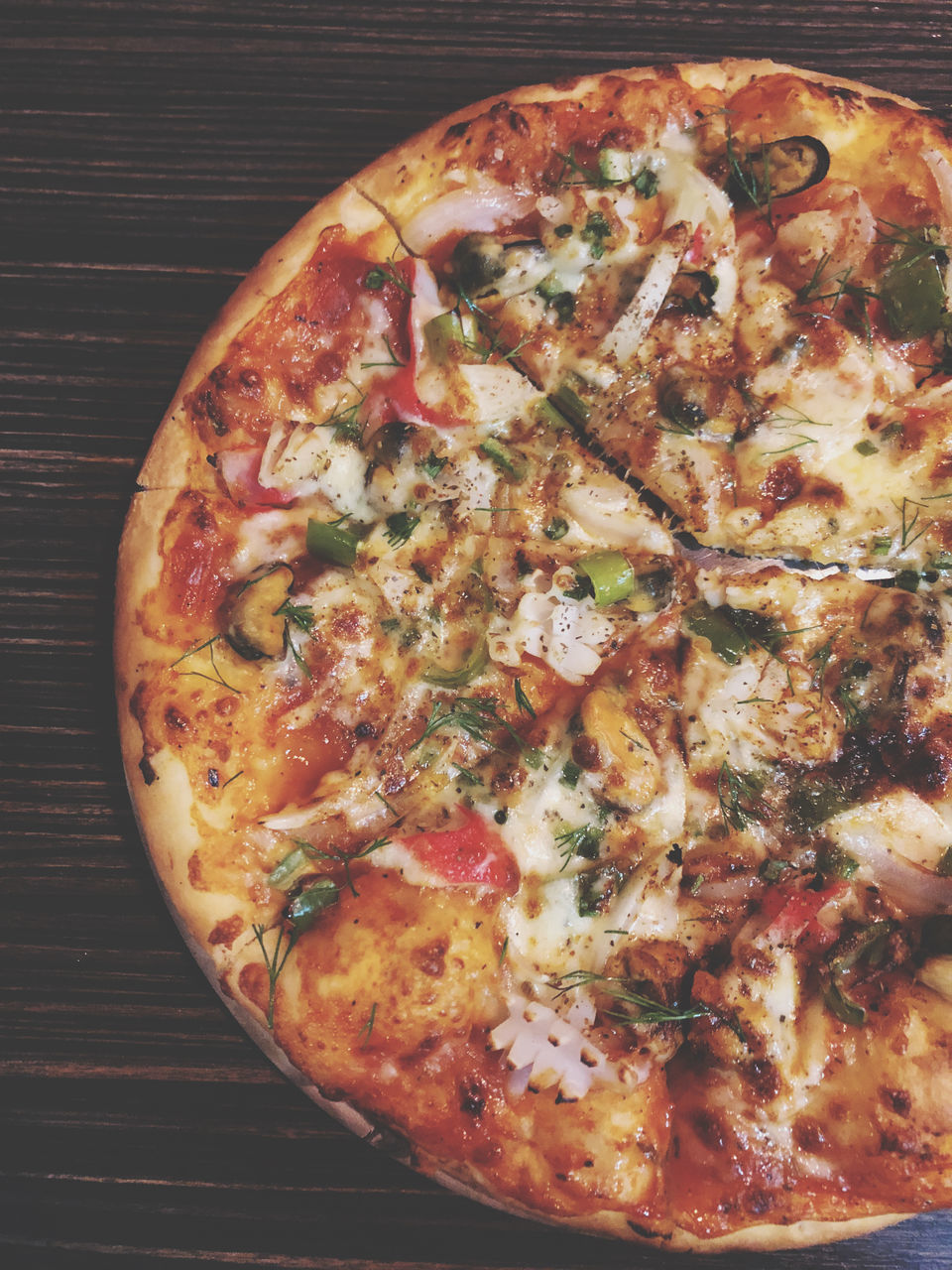 HIGH ANGLE VIEW OF PIZZA IN PLATE