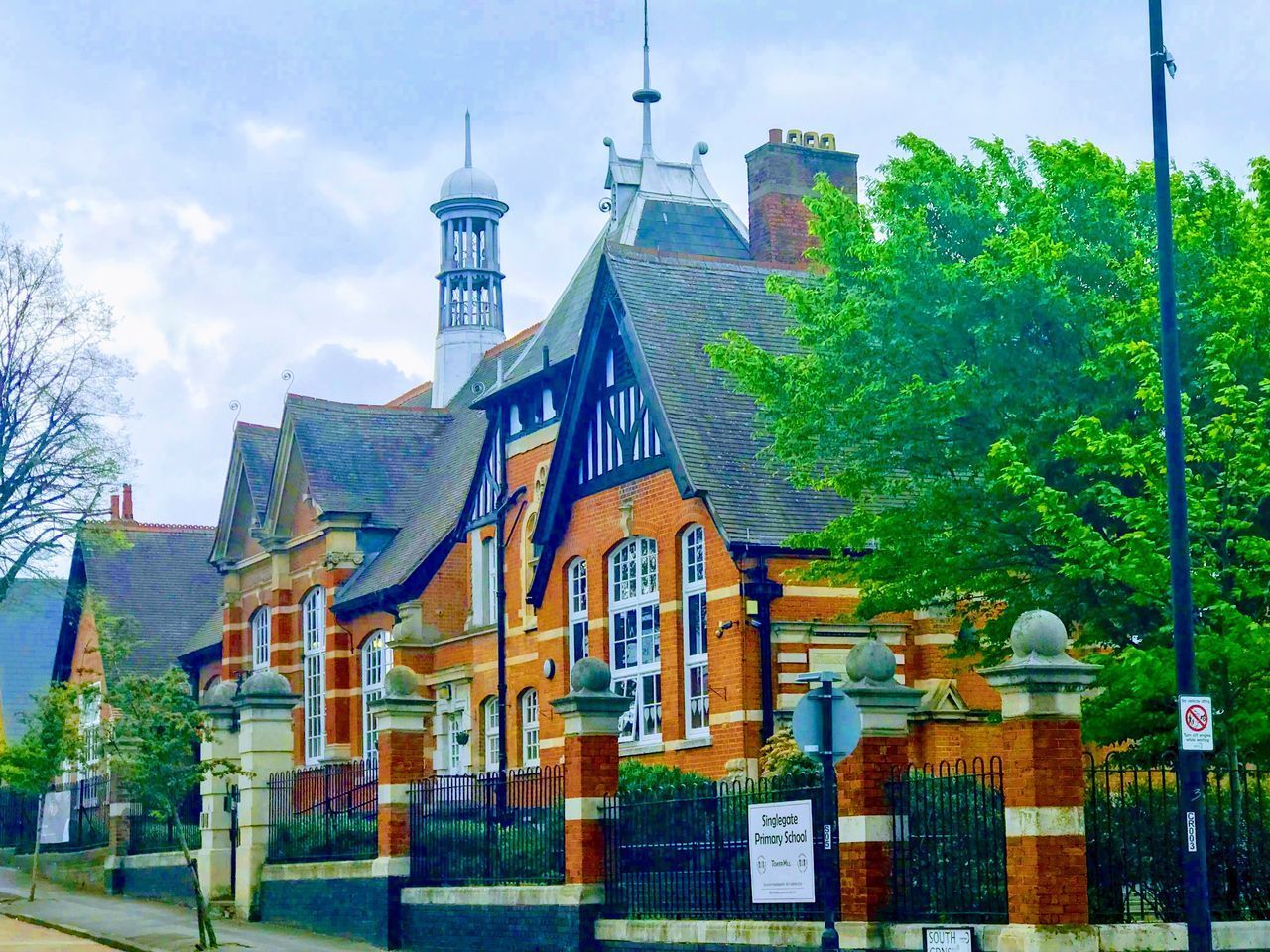 PANORAMIC VIEW OF BUILDINGS AGAINST SKY