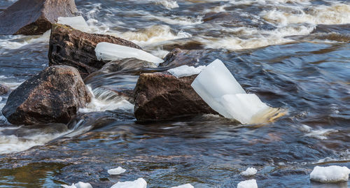 Water flowing through rocks in sea