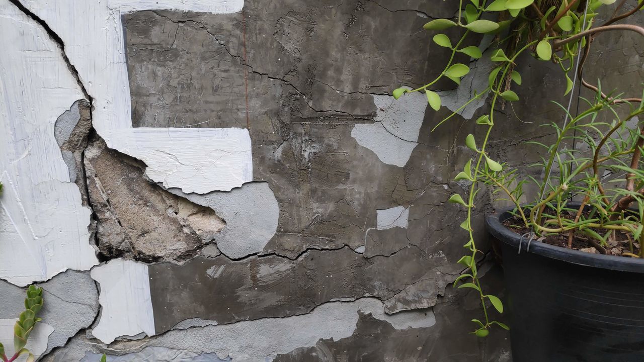 CLOSE-UP OF DAMAGED BUILDING