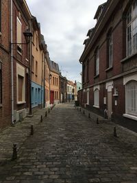 Rue d'amiens, maisons en briques
empty alley amidst buildings in city