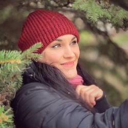 Portrait of smiling young woman in hat