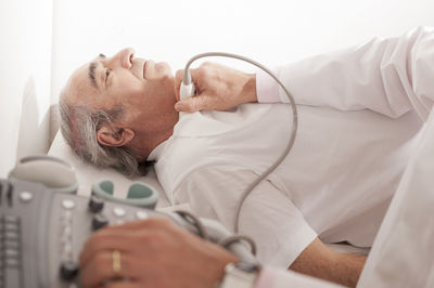 Radiologist examining carotid with ultraschall