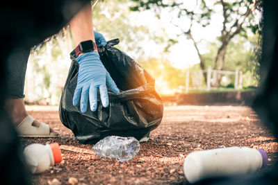 Volunteer holding plastic garbage clean to dispose of waste properly.