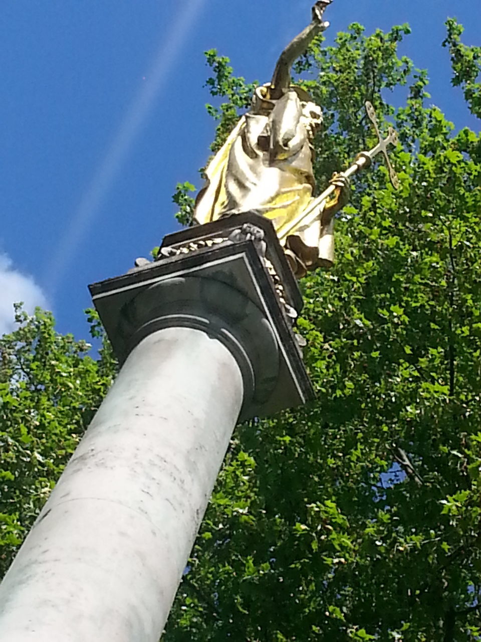 LOW ANGLE VIEW OF STATUE AGAINST SKY