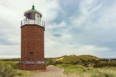 Quermarkenfeuer rotes kliff. lighthouse on the island sylt.