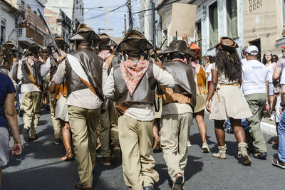 Group of cangaceiros protest in the civic parade of independence of bahia 