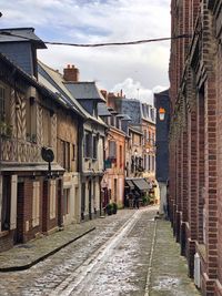 Narrow alley amidst buildings in city