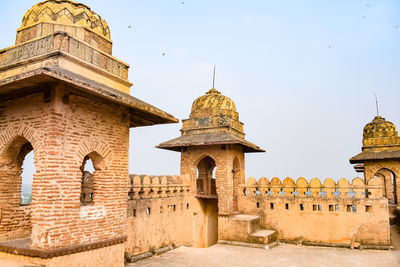 Beautiful view of orchha palace fort, raja mahal and chaturbhuj temple from jahangir mahal, orchha