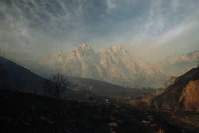 The road through the incinerated lands