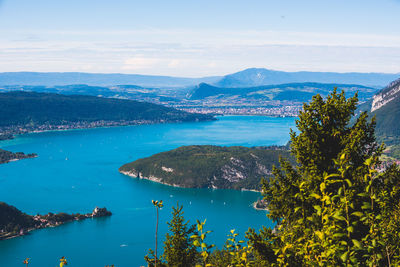 Scenic view of the lac and mountains against sky