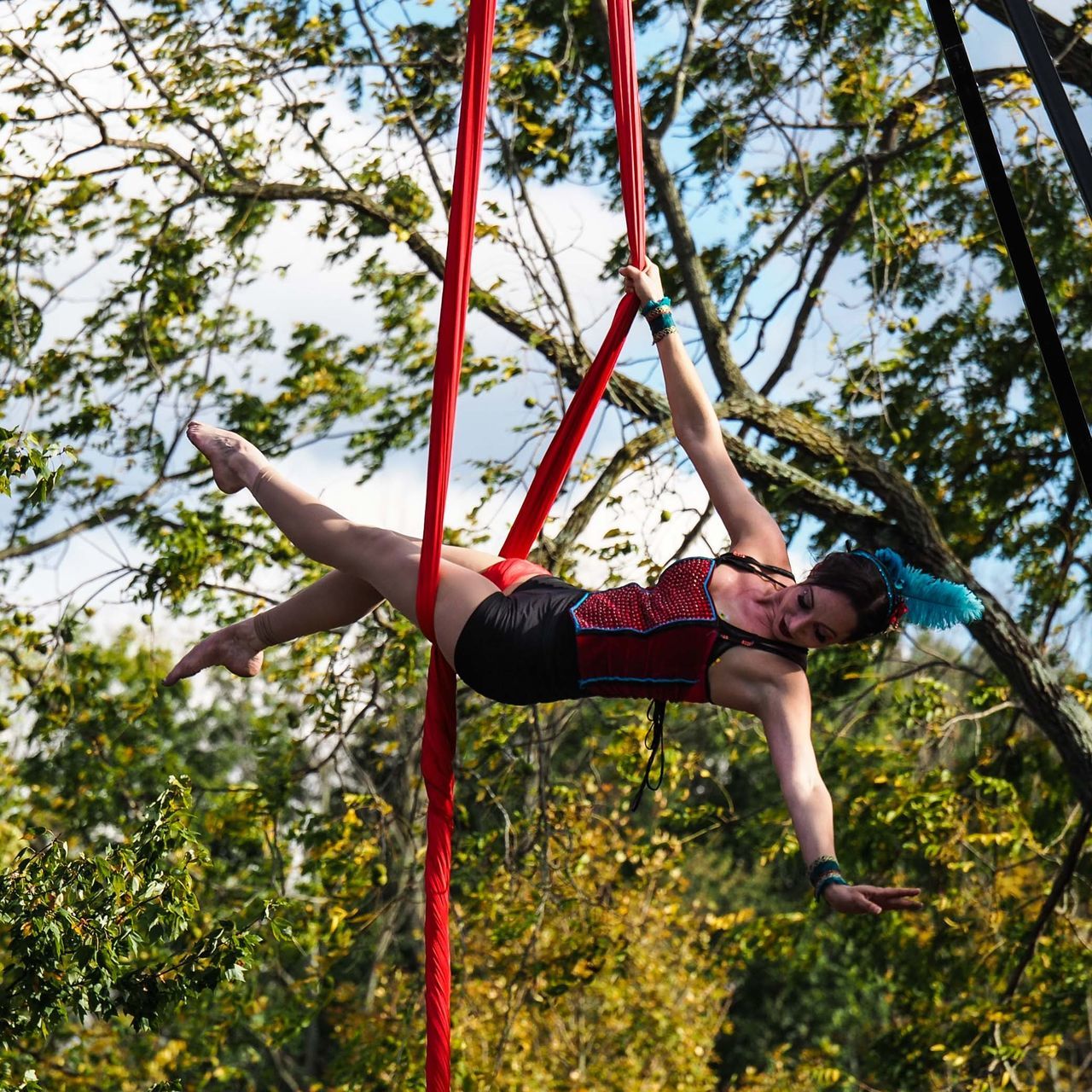 full length, tree, one person, balance, leisure activity, lifestyles, real people, day, hanging, outdoors, low angle view, upside down, fun, exercising, vitality, healthy lifestyle, flexibility, nature, mid-air, growth, rope swing, young adult, young women, acrobatic activity, people