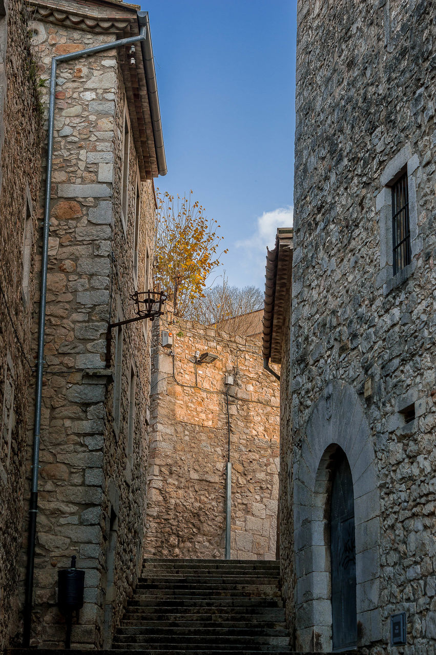 LOW ANGLE VIEW OF HISTORICAL BUILDING AGAINST SKY