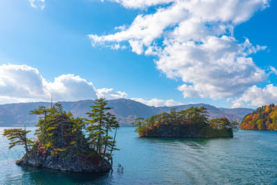 Lake towada utumn foliage scenery. towada-hachimantai national park in tohoku region. aomori, japan.