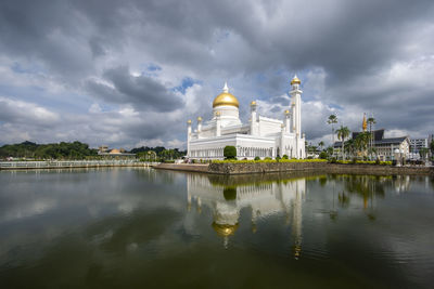 Sultan omar ali saifuddien mosque and reflection against cloudy sky