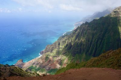 Scenic view of sea against sky on napali coast in kauai, hawaii