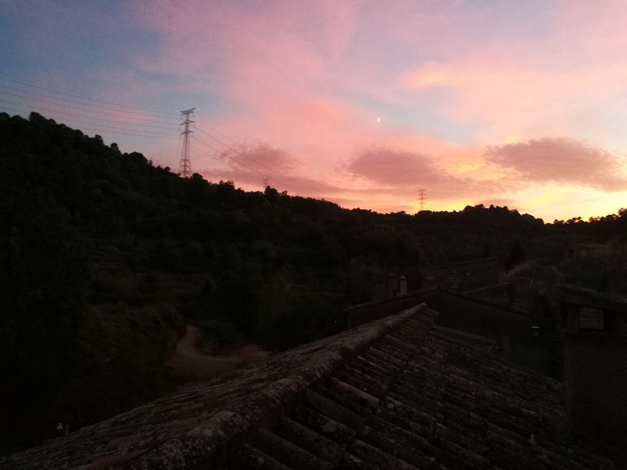 SCENIC VIEW OF LANDSCAPE AT SUNSET