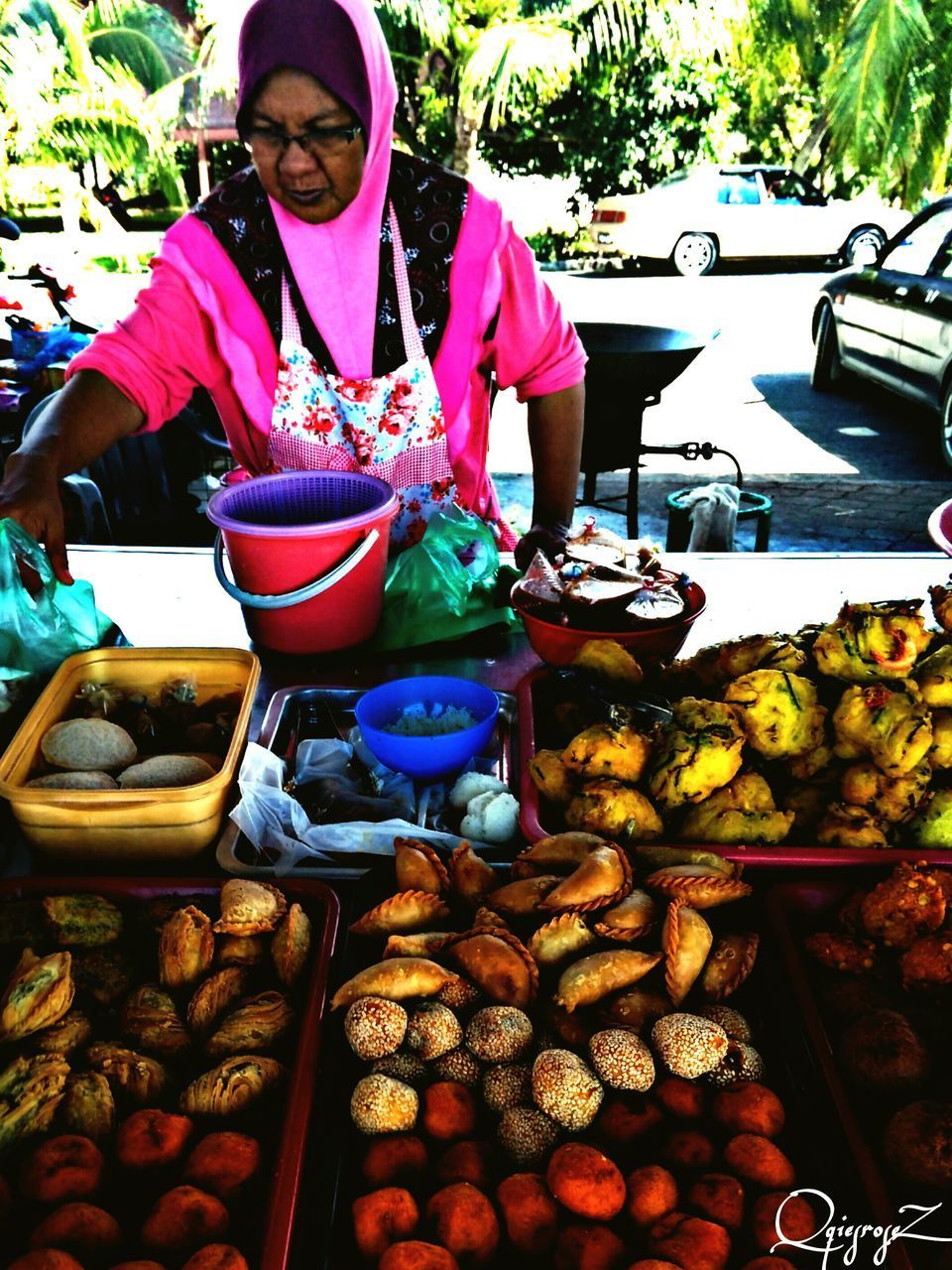 WOMAN PREPARING FOOD AT MARKET