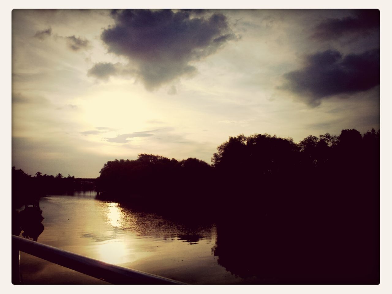 silhouette, water, sky, transfer print, tree, sunset, tranquil scene, tranquility, reflection, scenics, lake, auto post production filter, cloud - sky, beauty in nature, nature, cloud, river, idyllic, waterfront, dusk