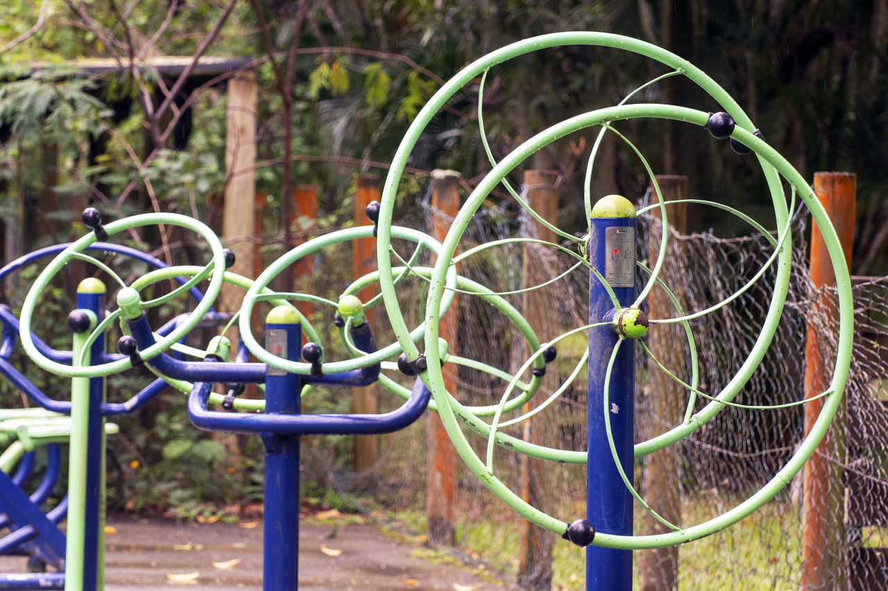 METALLIC STRUCTURE IN PLAYGROUND