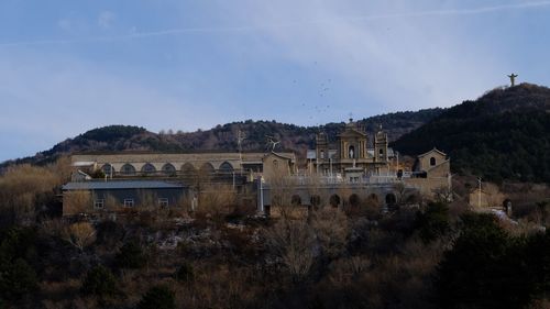 Panoramic view of buildings and mountains against sky