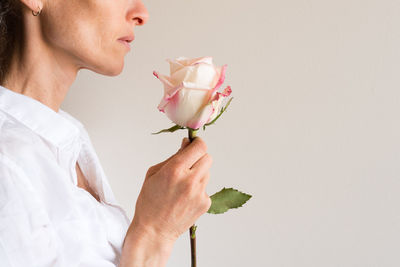 Midsection of woman holding white roses